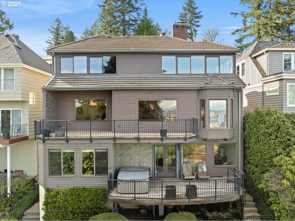 2869 Sw CHAMPLAIN Dr, Portland, OR 97205