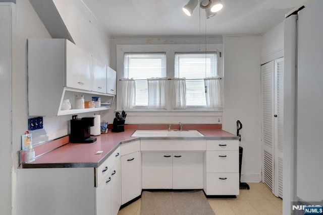 434 3rd Avenue, Roselle, NJ 07203