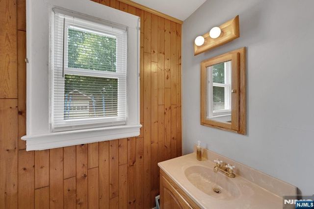 434 3rd Avenue, Roselle, NJ 07203