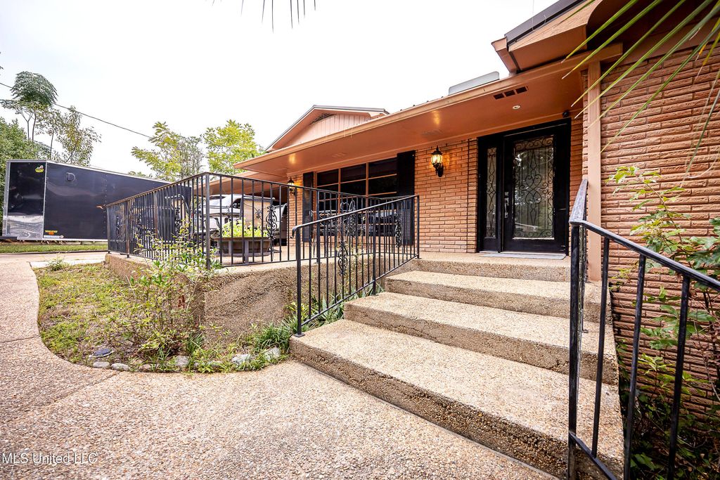 1204 Hillcrest Drive, Ocean Springs, MS 39564