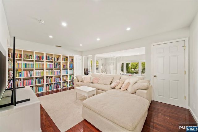 3 Burton Place, Cresskill, NJ 07626