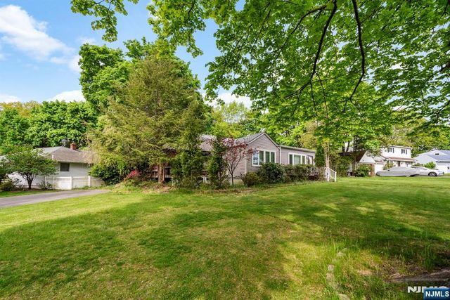 3 Burton Place, Cresskill, NJ 07626