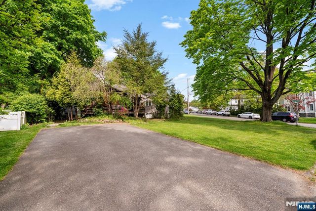 3 Burton Place, Cresskill, NJ 07626