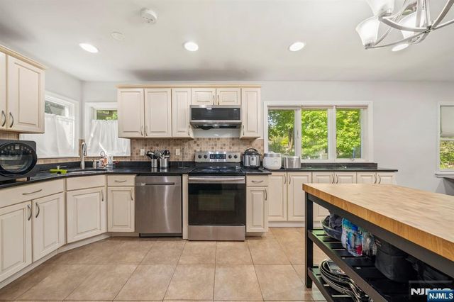 3 Burton Place, Cresskill, NJ 07626