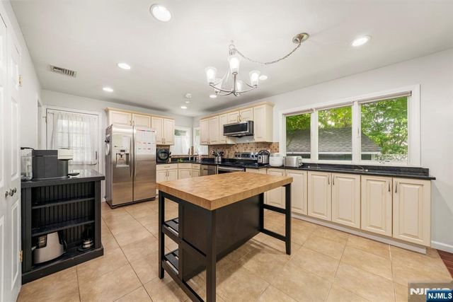 3 Burton Place, Cresskill, NJ 07626