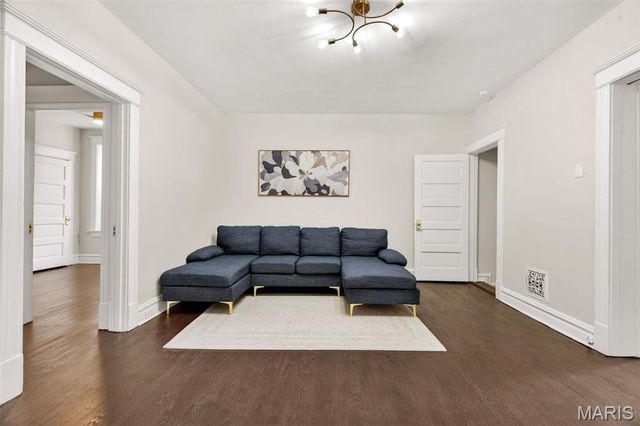 3423 Giles Avenue, St Louis, MO 63116