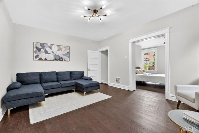 3423 Giles Avenue, St Louis, MO 63116