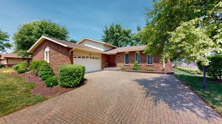 1608 E Crabtree Drive, Arlington Heights, IL 60004