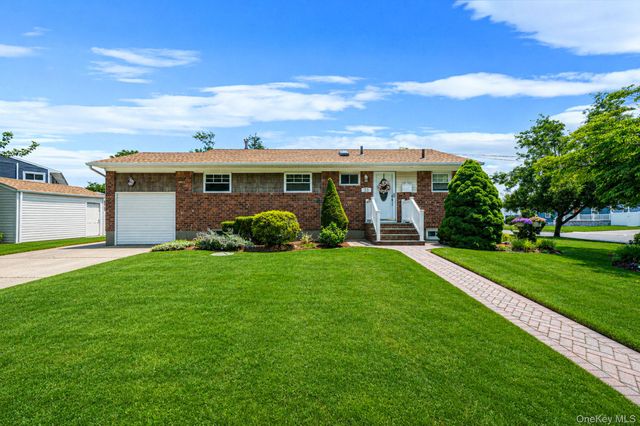 33 Wilshire Drive, North Babylon, NY 11703