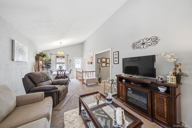 33 Wilshire Drive, North Babylon, NY 11703