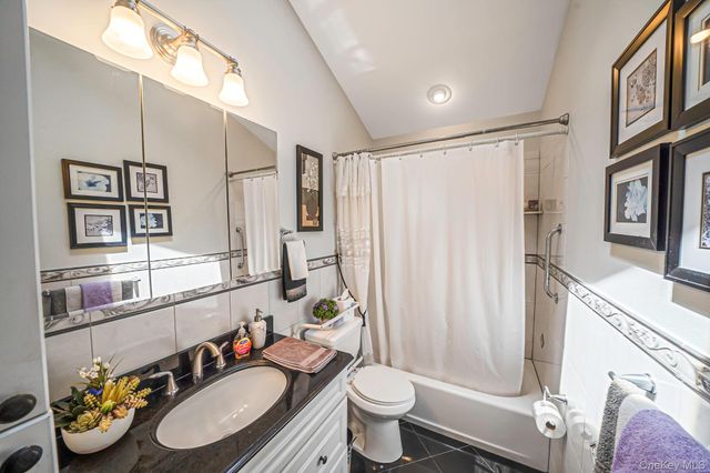 33 Wilshire Drive, North Babylon, NY 11703