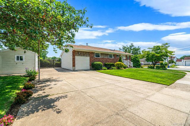 33 Wilshire Drive, North Babylon, NY 11703