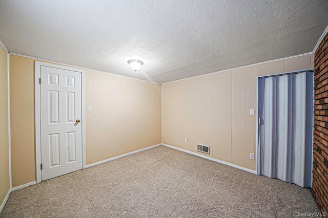 33 Wilshire Drive, North Babylon, NY 11703