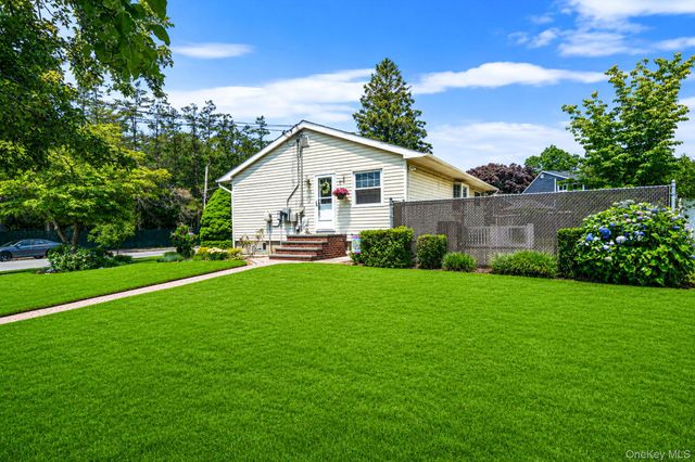 33 Wilshire Drive, North Babylon, NY 11703