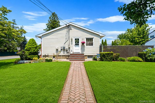 33 Wilshire Drive, North Babylon, NY 11703