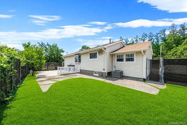 33 Wilshire Drive, North Babylon, NY 11703