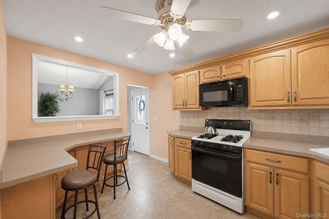 33 Wilshire Drive, North Babylon, NY 11703