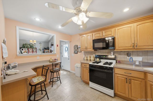 33 Wilshire Drive, North Babylon, NY 11703