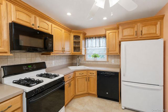 33 Wilshire Drive, North Babylon, NY 11703