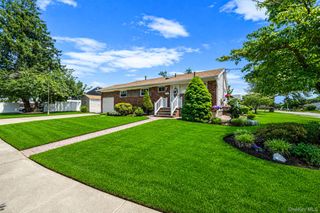 33 Wilshire Drive, North Babylon, NY 11703