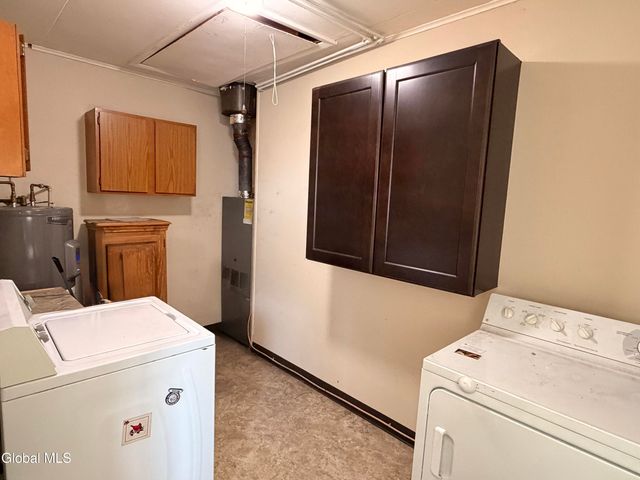 231 Washington Ave E, East Greenbush, NY 12144