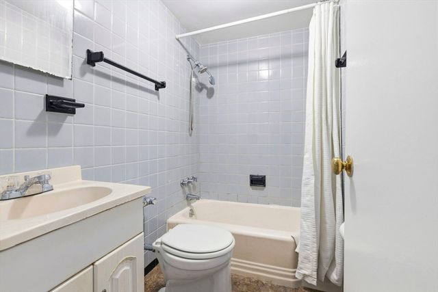 100 Lanark Rd 4, Boston, MA 02135