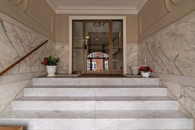100 Lanark Rd 4, Boston, MA 02135