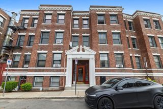 100 Lanark Rd 4, Boston, MA 02135