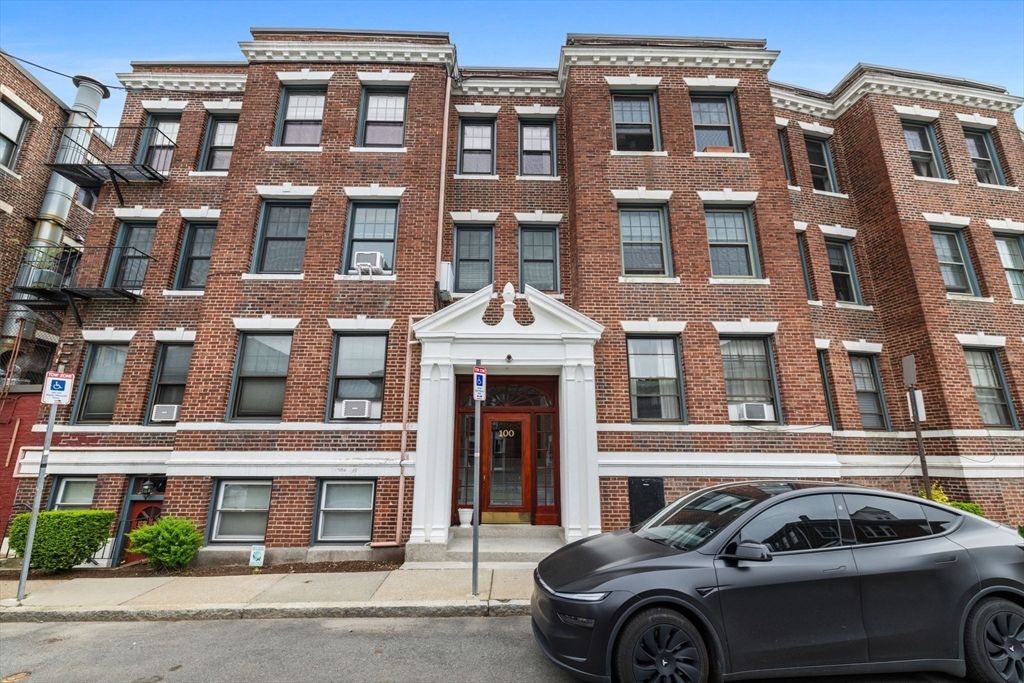 100 Lanark Rd 4, Boston, MA 02135