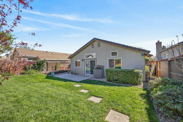 9074 Paseo Grande Way, Elk Grove, CA 95758