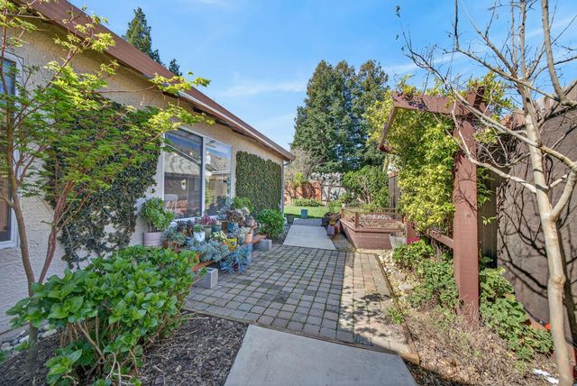 9074 Paseo Grande Way, Elk Grove, CA 95758