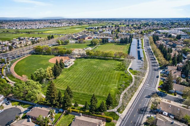 9074 Paseo Grande Way, Elk Grove, CA 95758