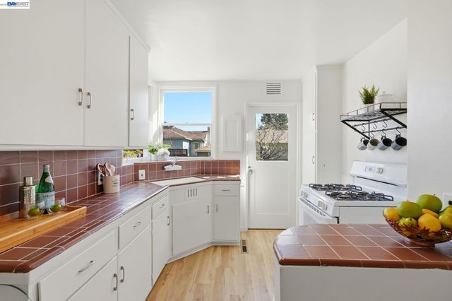 1368 Rose St, Berkeley, CA 94702