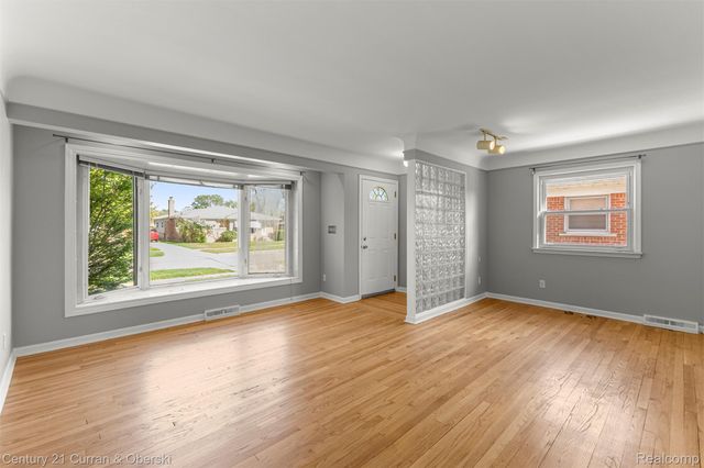 8821 Royal Grand, Redford Charter Township, MI 48239