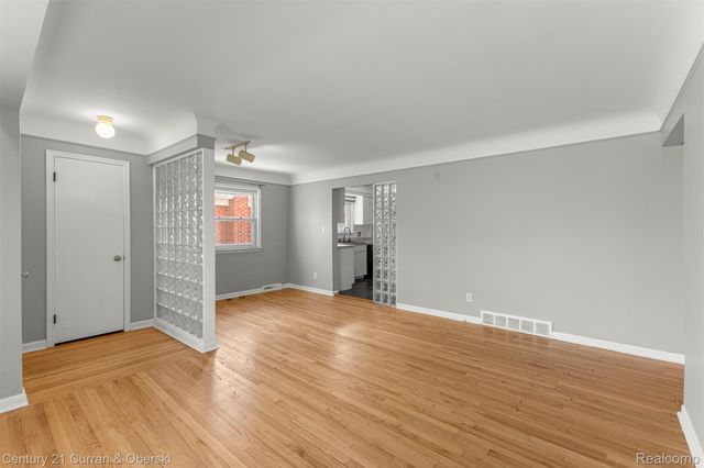 8821 Royal Grand, Redford Charter Township, MI 48239