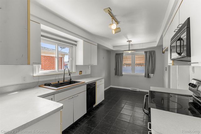 8821 Royal Grand, Redford Charter Township, MI 48239