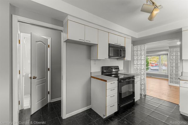 8821 Royal Grand, Redford Charter Township, MI 48239