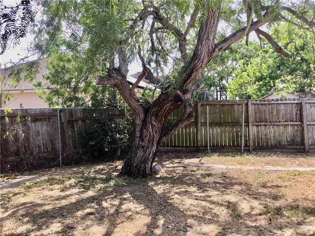 1110 Green Lane Dr, Corpus Christi, TX 78405