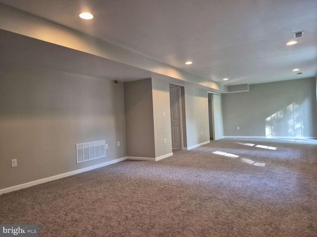 8 LOCUST LN, Swedesboro, NJ 08085