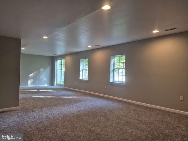 8 LOCUST LN, Swedesboro, NJ 08085