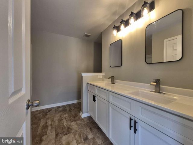 8 LOCUST LN, Swedesboro, NJ 08085