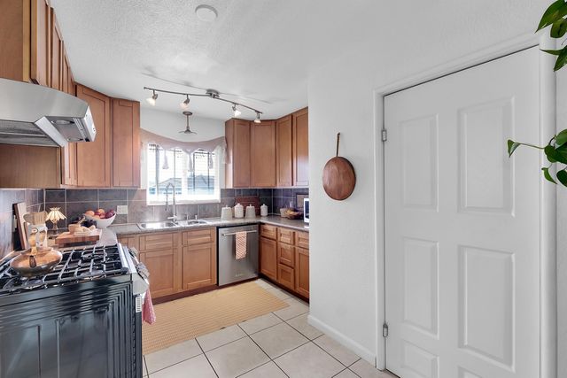 890 Linwood Way, San Leandro, CA 94577