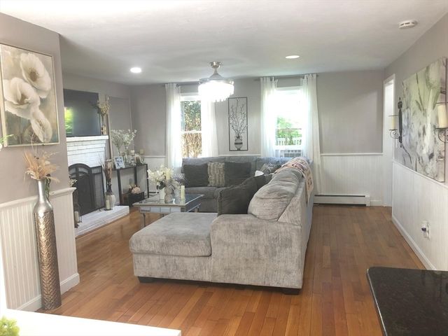 219 Fernwood Dr, Gardner, MA 01440