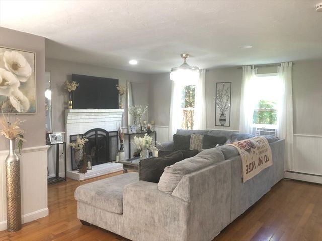 219 Fernwood Dr, Gardner, MA 01440