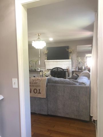 219 Fernwood Dr, Gardner, MA 01440