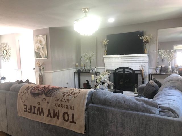 219 Fernwood Dr, Gardner, MA 01440