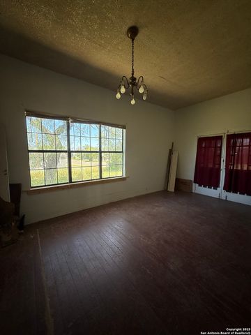 306 N 10th, Carrizo Springs, TX 78834
