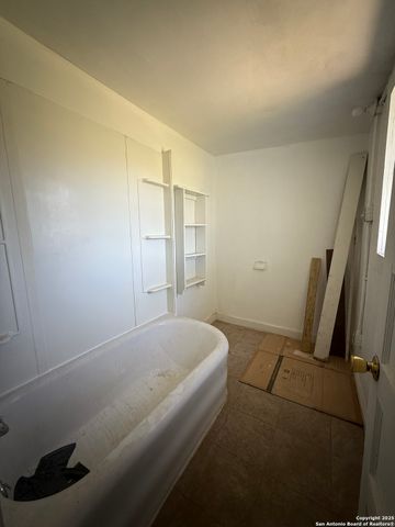 306 N 10th, Carrizo Springs, TX 78834