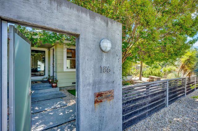 186 S Seymour St, Napa, CA 94559