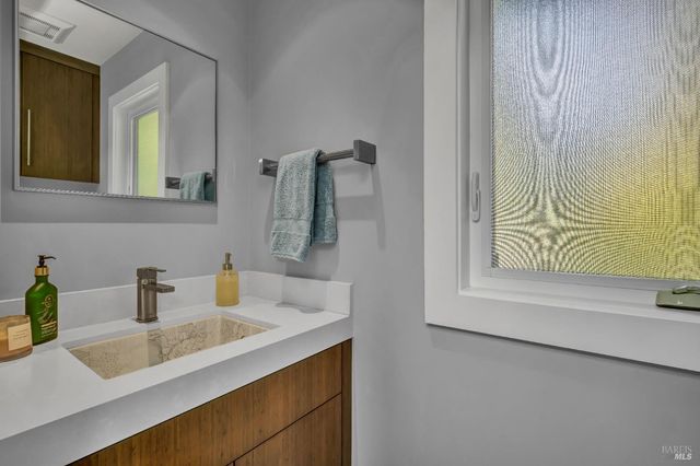 186 S Seymour St, Napa, CA 94559